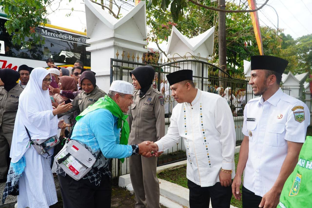 Wako Hendri  salami jemaah haji saat tiba dikampung halaman.
